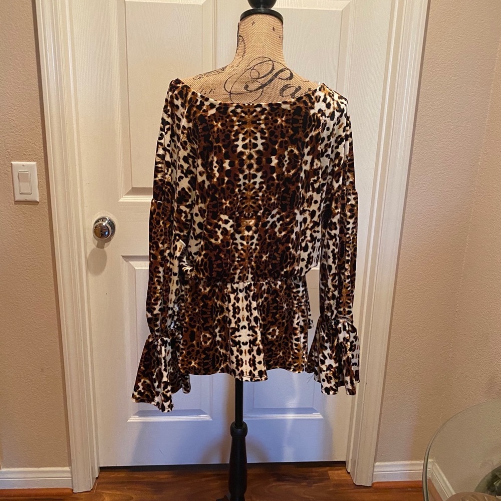 Leopard print blouse with long bell sleeve… - Picture 4 of 5